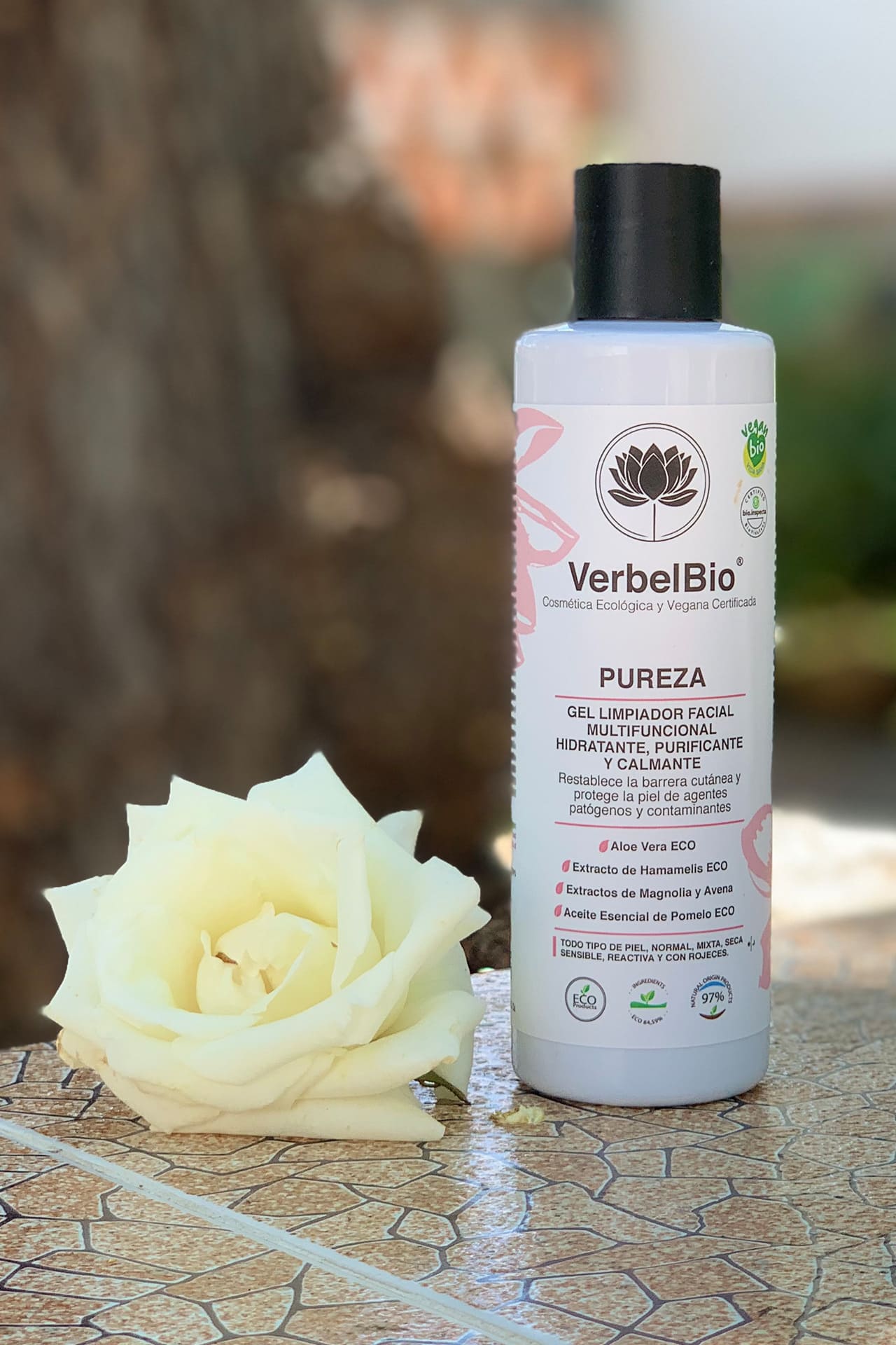 Gel limpiador facial multifuncional hidratante, purificante y calmante.