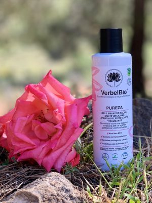 Gel limpiador facial multifuncional hidratante, purificante y calmante.