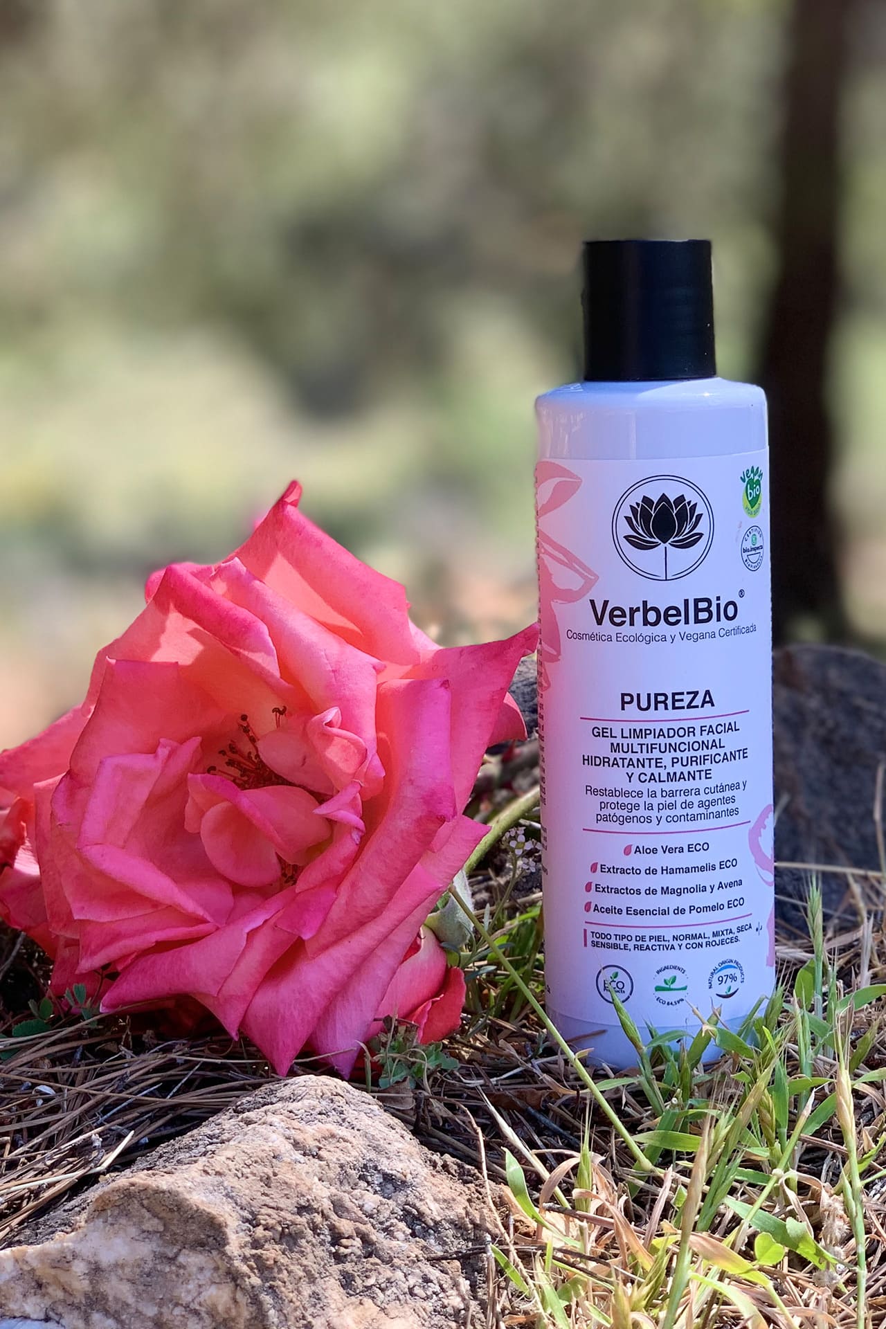 Gel limpiador facial multifuncional hidratante, purificante y calmante.